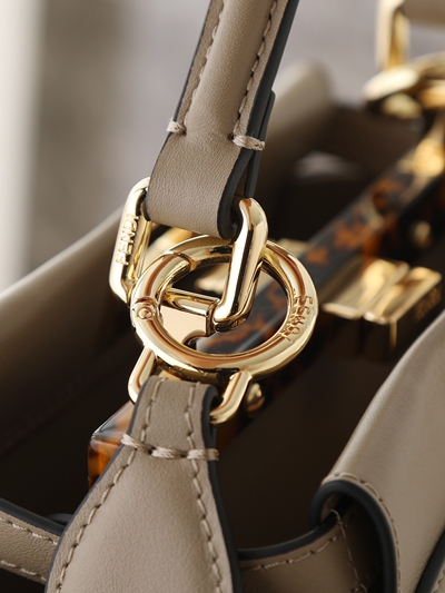 フェンディバッグ背面デザイン